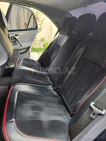 Mercedes E 200-11