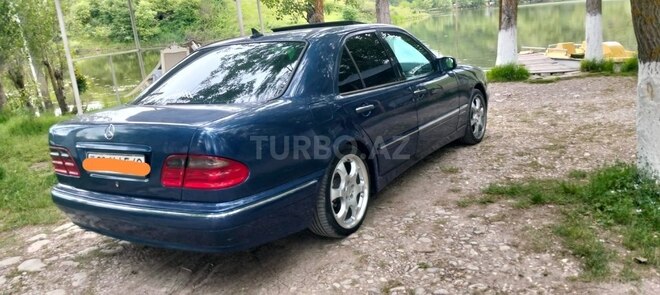 Mercedes E 240-4