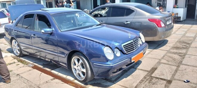 Mercedes E 240-1