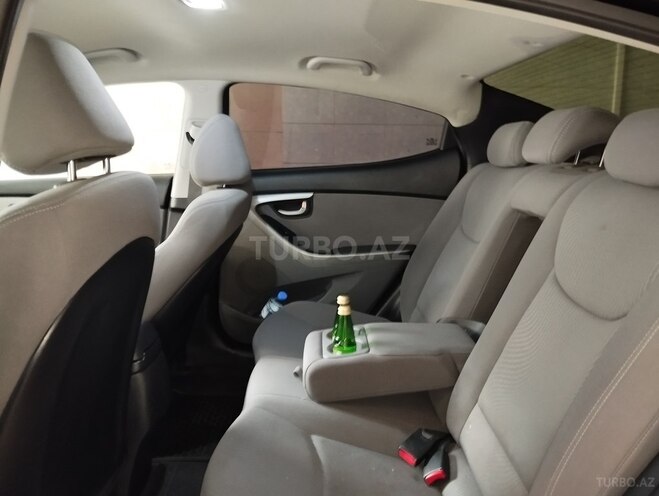 Hyundai Elantra-9