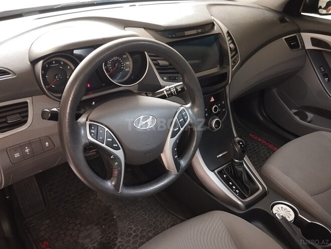 Hyundai Elantra-11