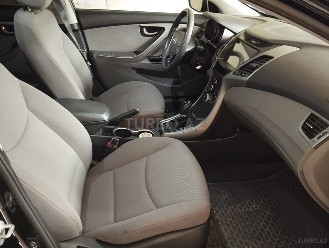 Hyundai Elantra-13