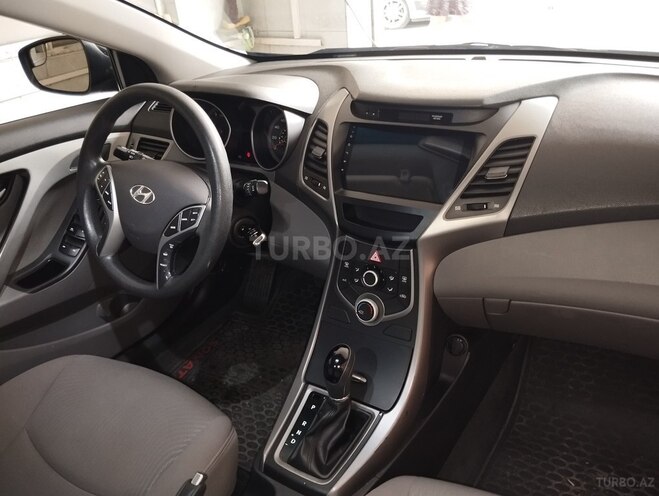Hyundai Elantra-14