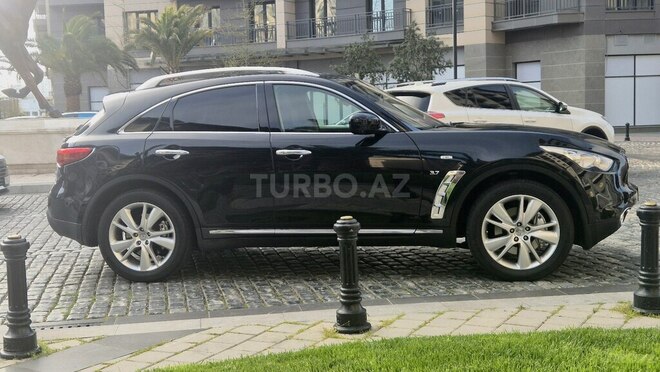 Infiniti QX70-4