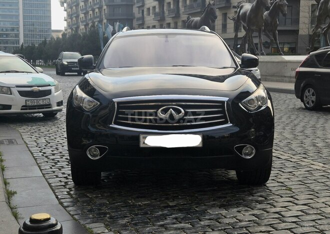 Infiniti QX70-3