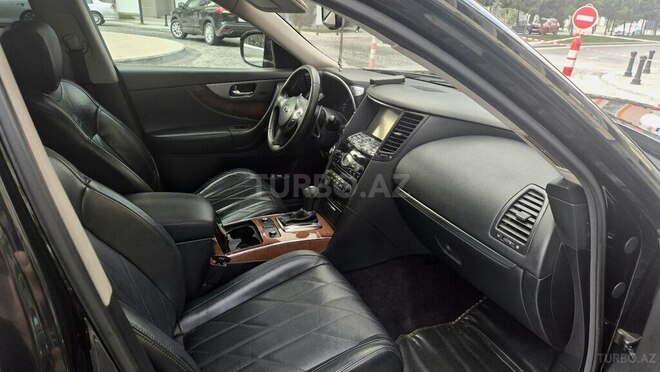 Infiniti QX70-8