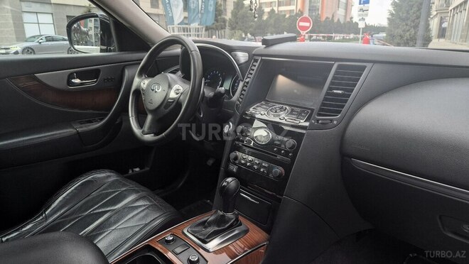 Infiniti QX70-6