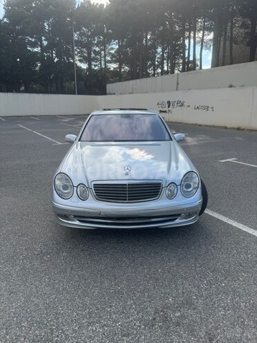 Mercedes E 270-1