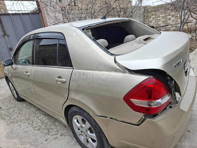 Nissan Tiida-4