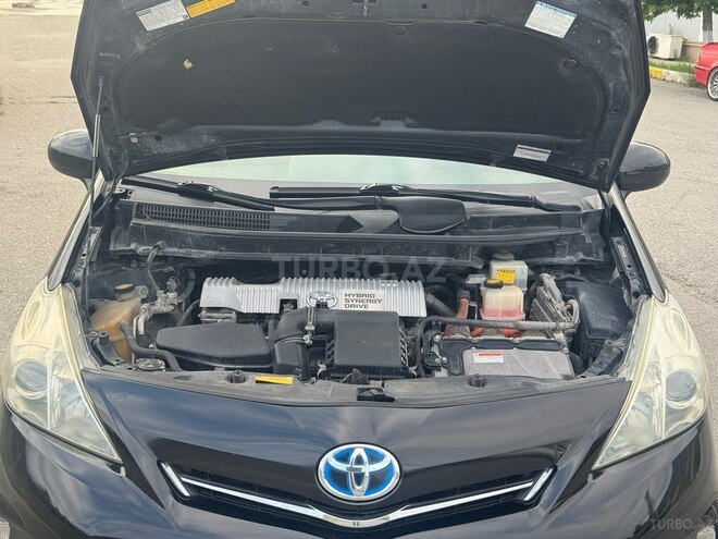 Toyota Prius V-9