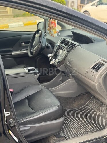 Toyota Prius V-6