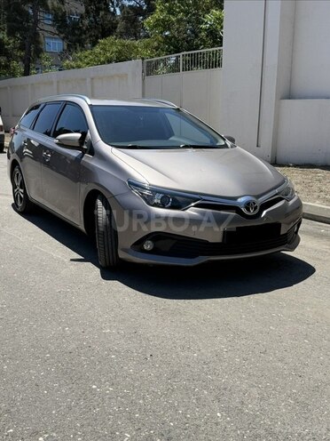 Toyota Auris-2