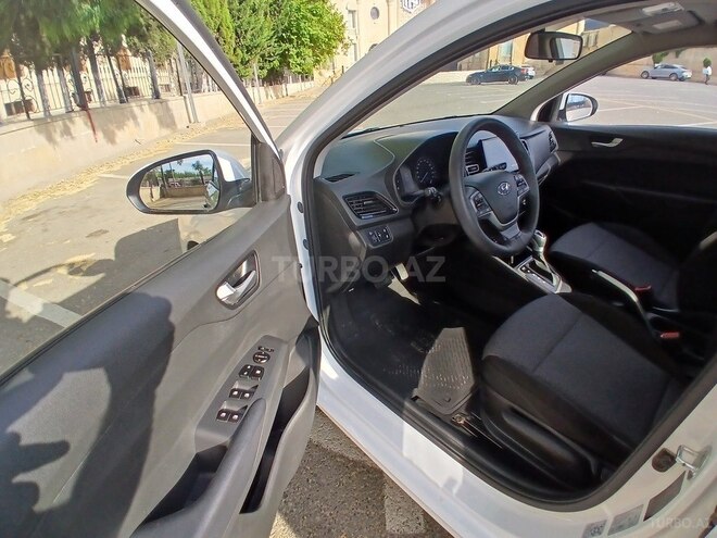 Hyundai Accent-13