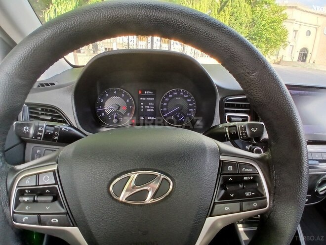 Hyundai Accent-14