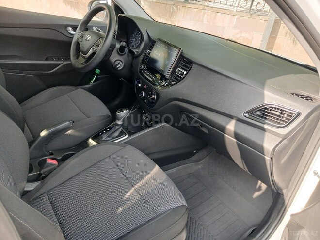 Hyundai Accent-12