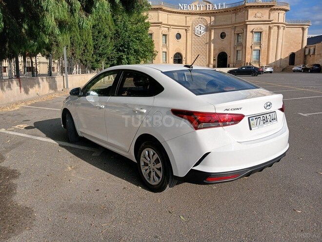 Hyundai Accent-4