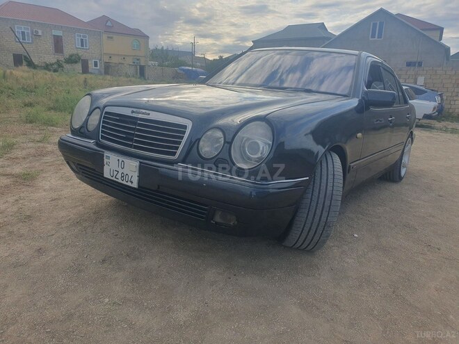 Mercedes E 240-1