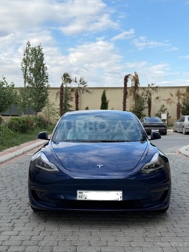 Tesla Model 3-1