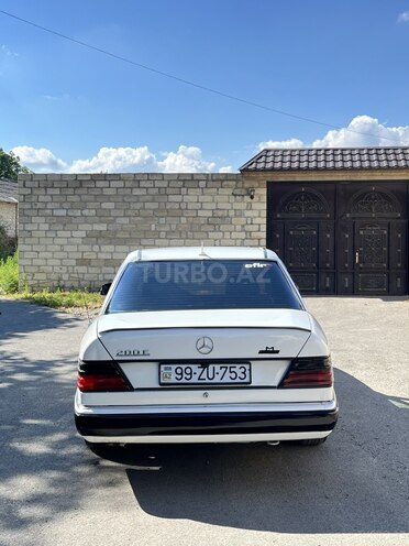Mercedes 200 E-2
