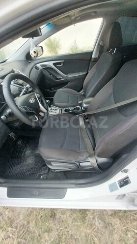 Hyundai Elantra-8