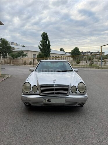 Mercedes E 240-1