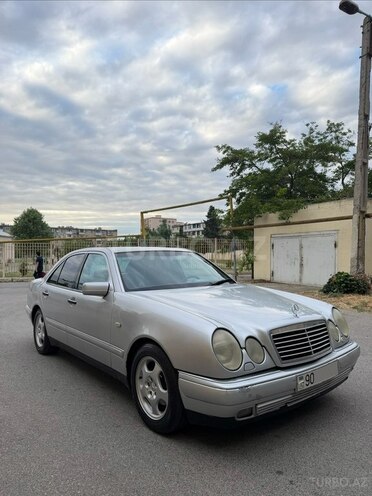 Mercedes E 240-4
