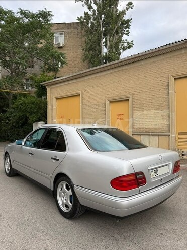 Mercedes E 240-6