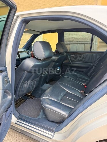 Mercedes E 240-11