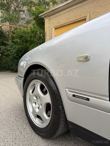 Mercedes E 240-13