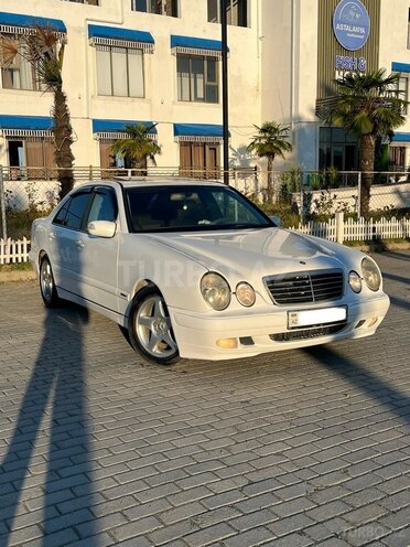 Mercedes E 240-1