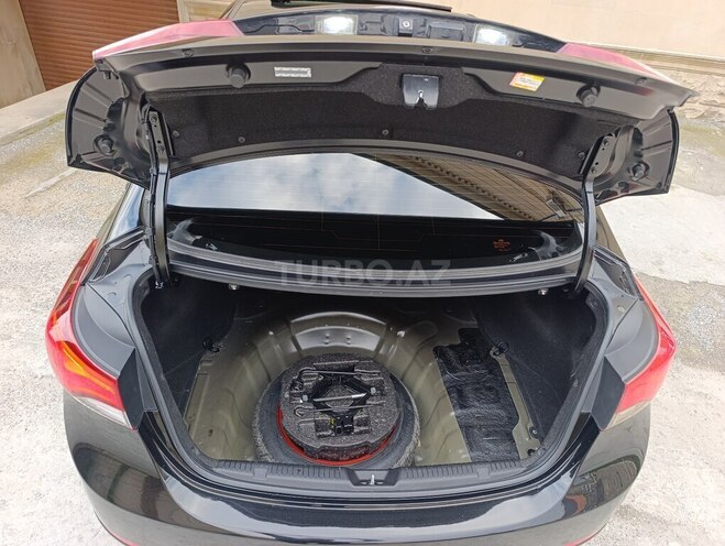 Hyundai Elantra-13