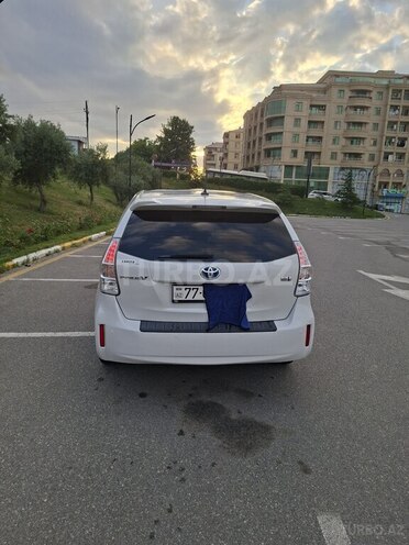Toyota Prius V-2