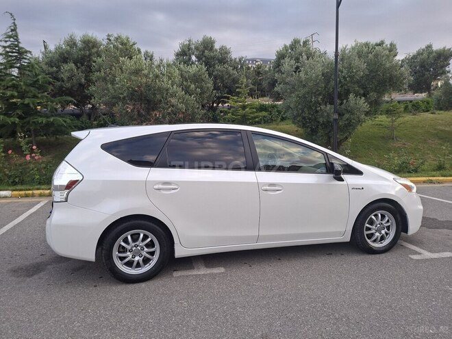 Toyota Prius V-3