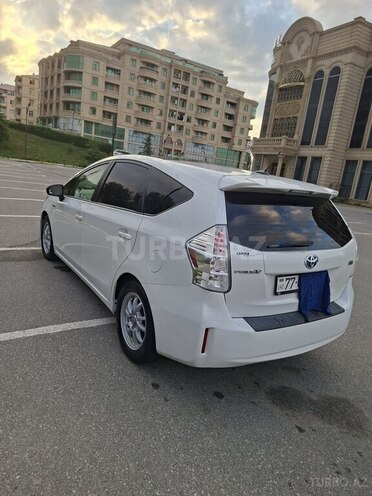 Toyota Prius V-5