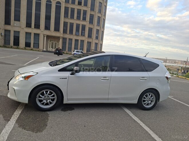 Toyota Prius V-8