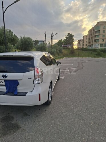 Toyota Prius V-6