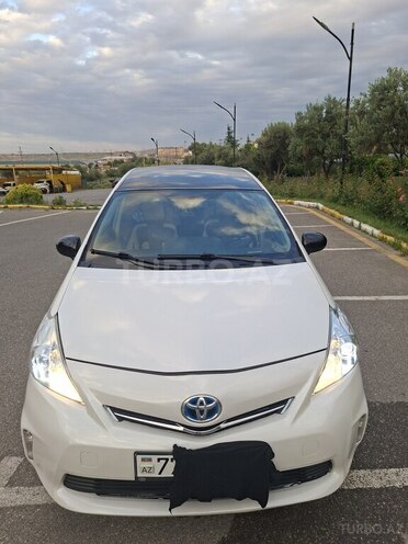 Toyota Prius V-9