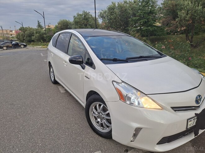 Toyota Prius V-11
