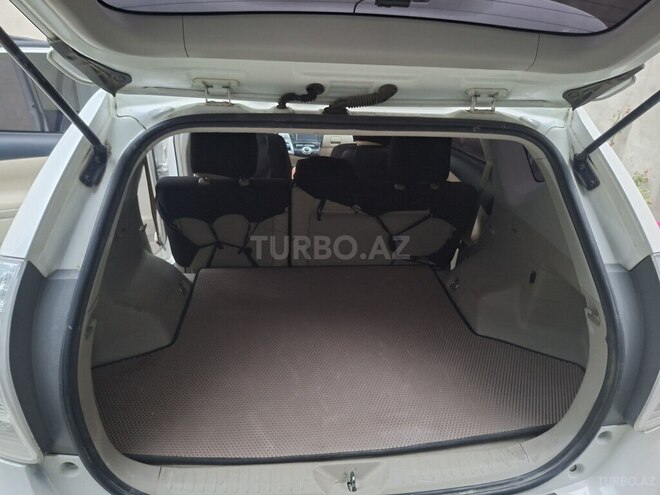 Toyota Prius V-17