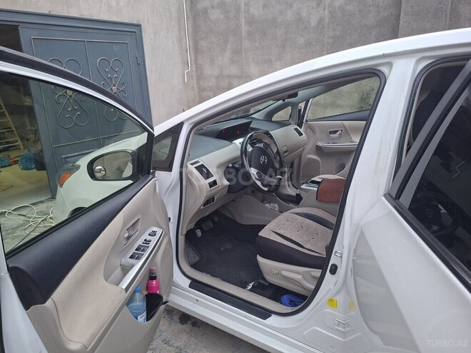 Toyota Prius V-16