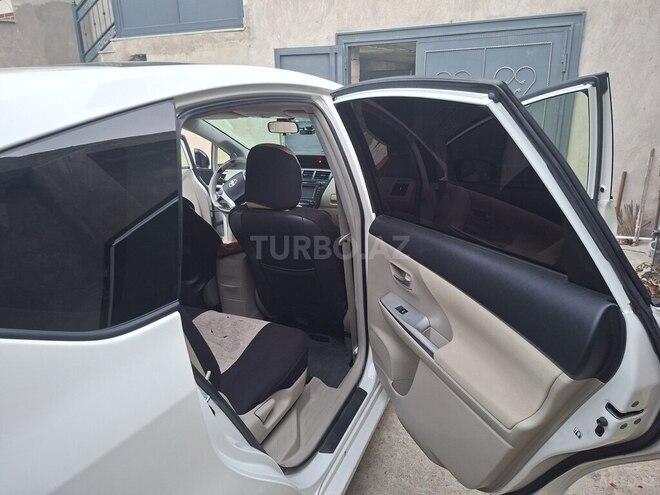 Toyota Prius V-18