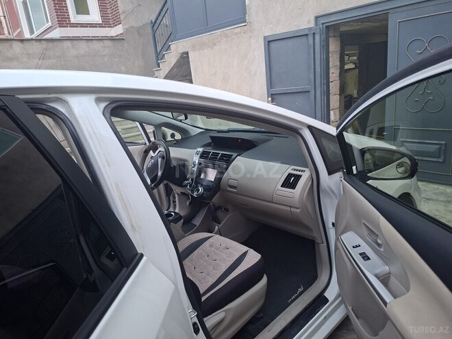 Toyota Prius V-19
