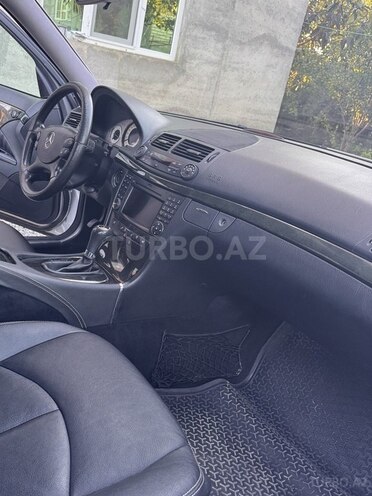 Mercedes E 220-11