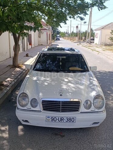 Mercedes E 280-1