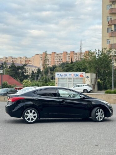 Hyundai Elantra-3