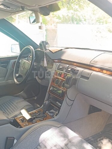 Mercedes E 280-5