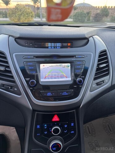Hyundai Elantra-13