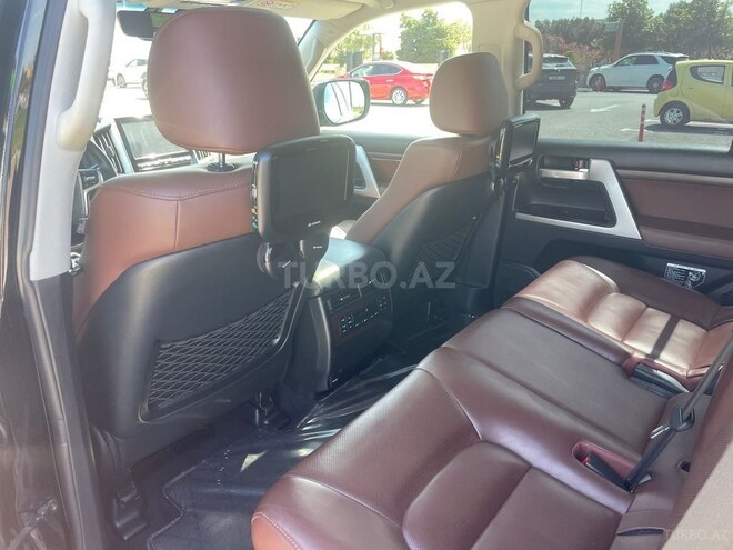 Toyota Land Cruiser-9