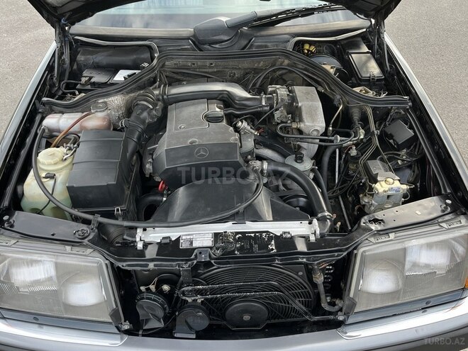 Mercedes E 220-11