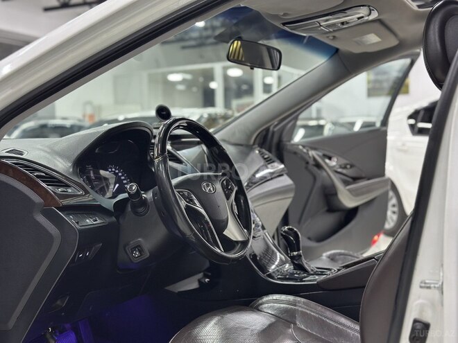 Hyundai Azera-11